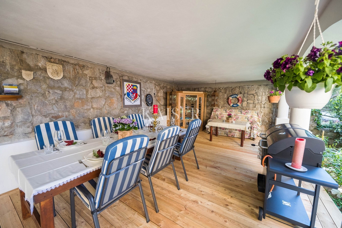 Novi Vinodolski, Smokvica - vila prva vrsta do morja