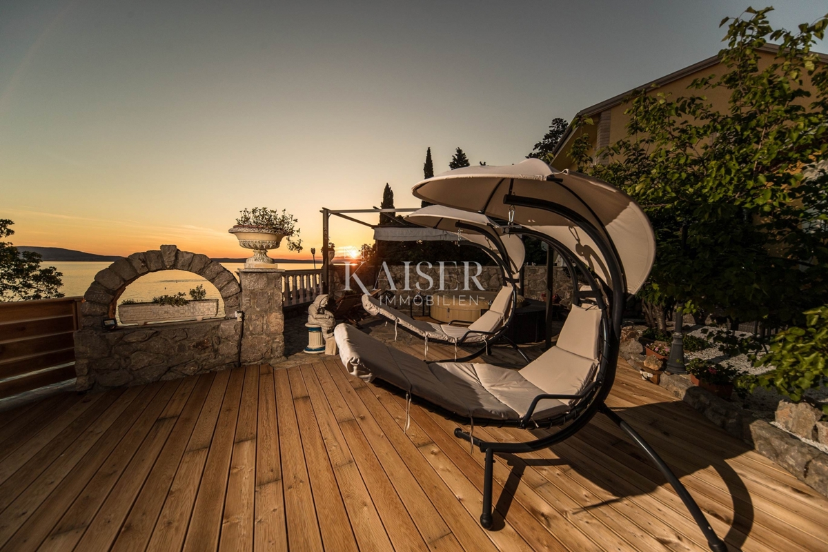 Novi Vinodolski, Smokvica - vila prva vrsta do morja