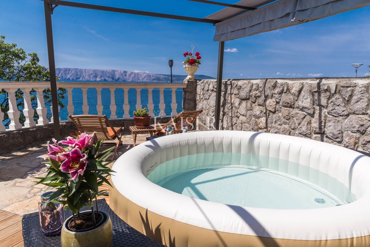 Novi Vinodolski, Smokvica - vila prva vrsta do morja