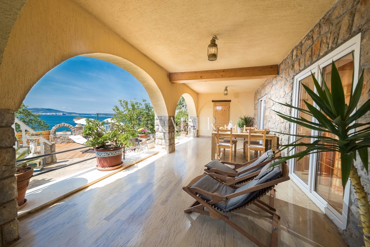 Novi Vinodolski, Smokvica - vila prva vrsta do morja