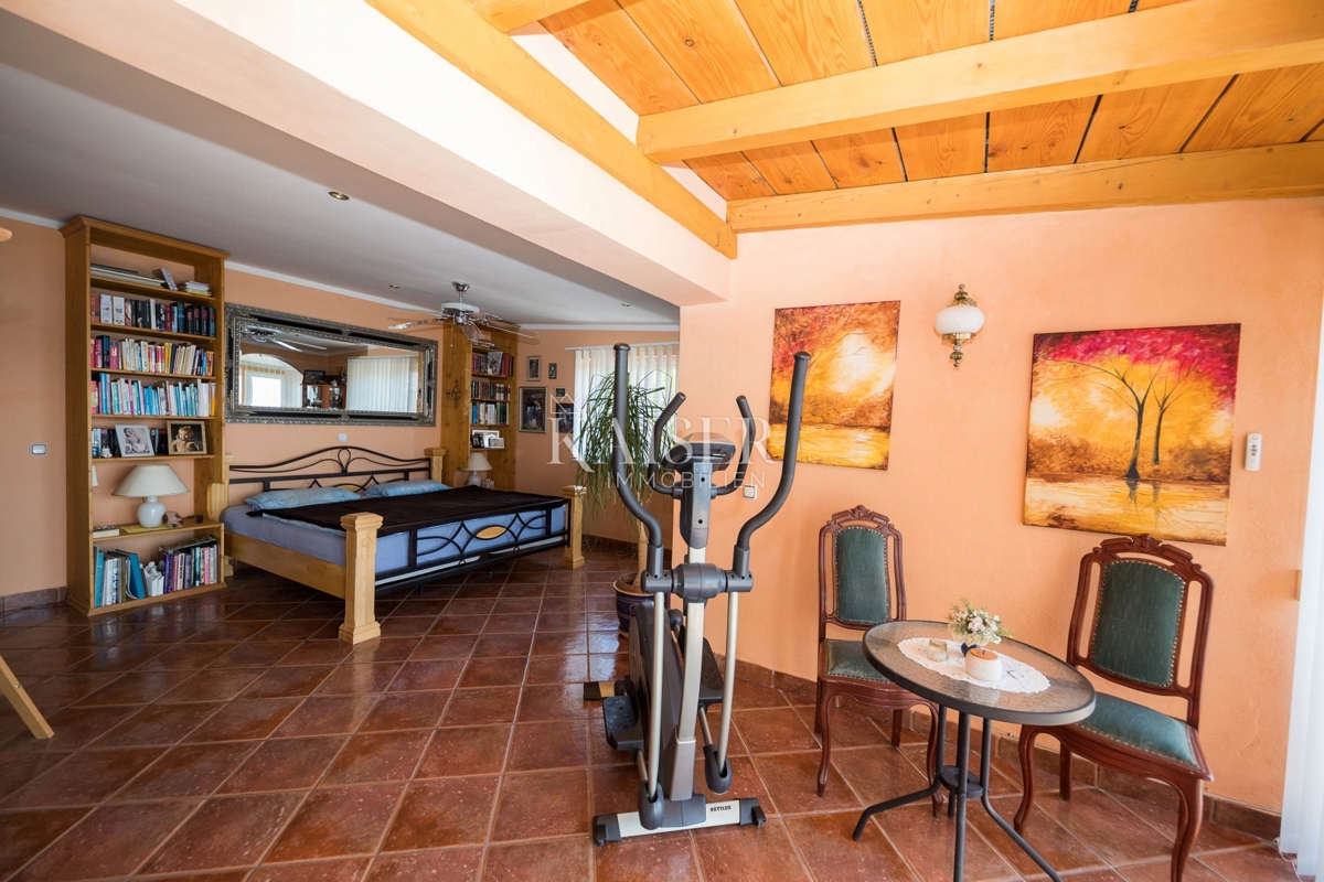 Novi Vinodolski, Smokvica - vila prva vrsta do morja