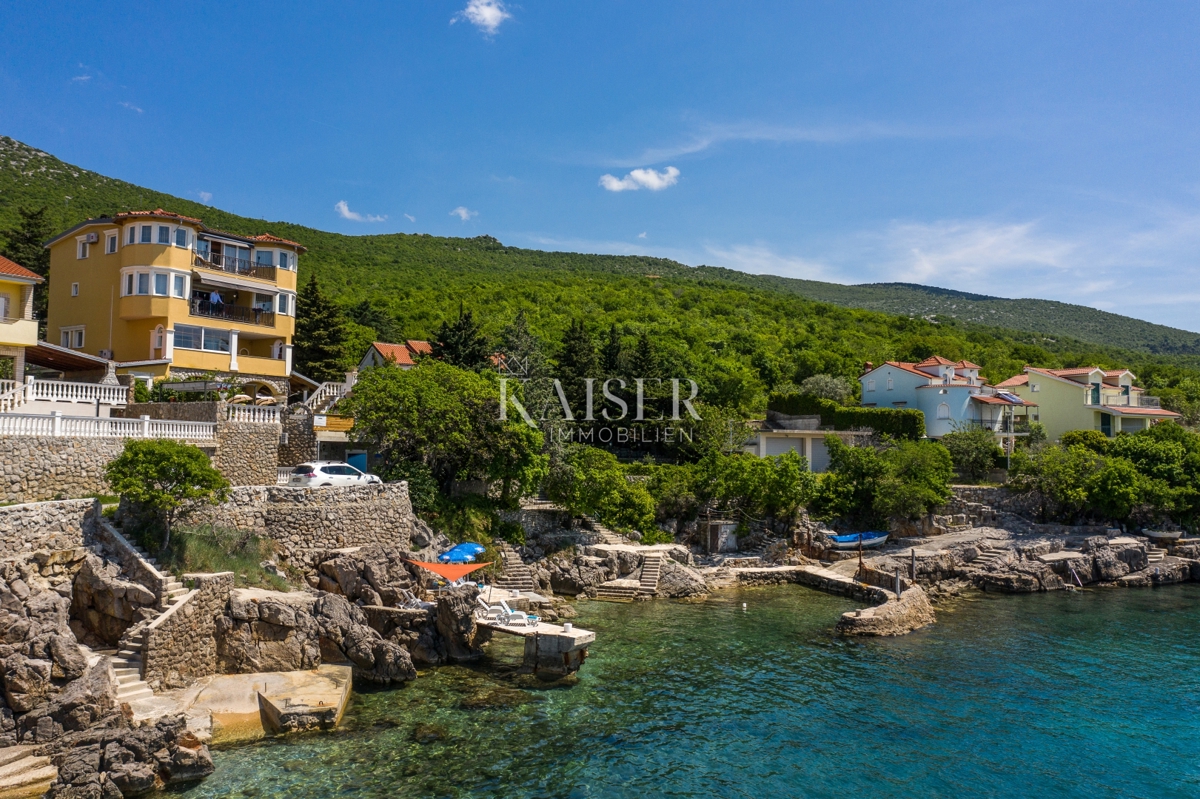 Novi Vinodolski, Smokvica - vila prva vrsta do morja