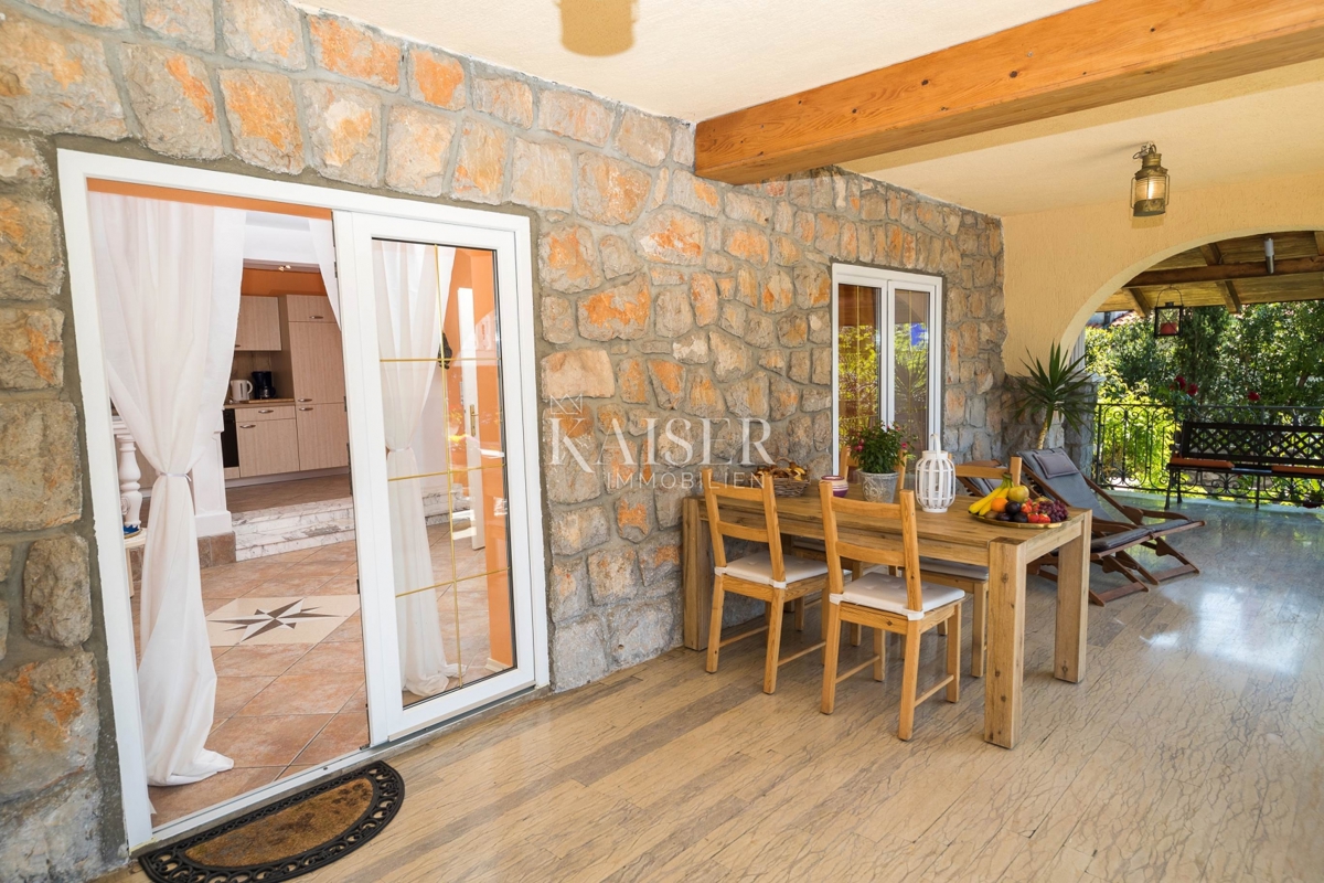 Novi Vinodolski, Smokvica - vila prva vrsta do morja