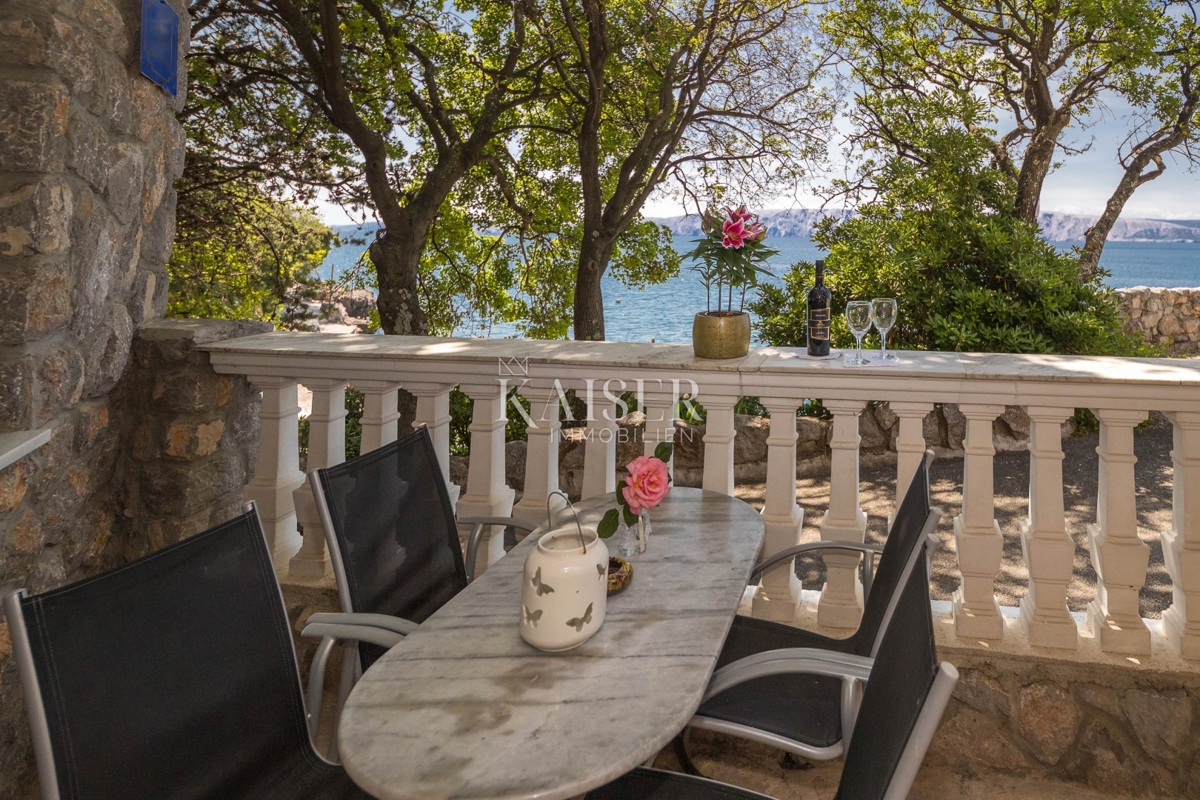 Novi Vinodolski, Smokvica - vila prva vrsta do morja