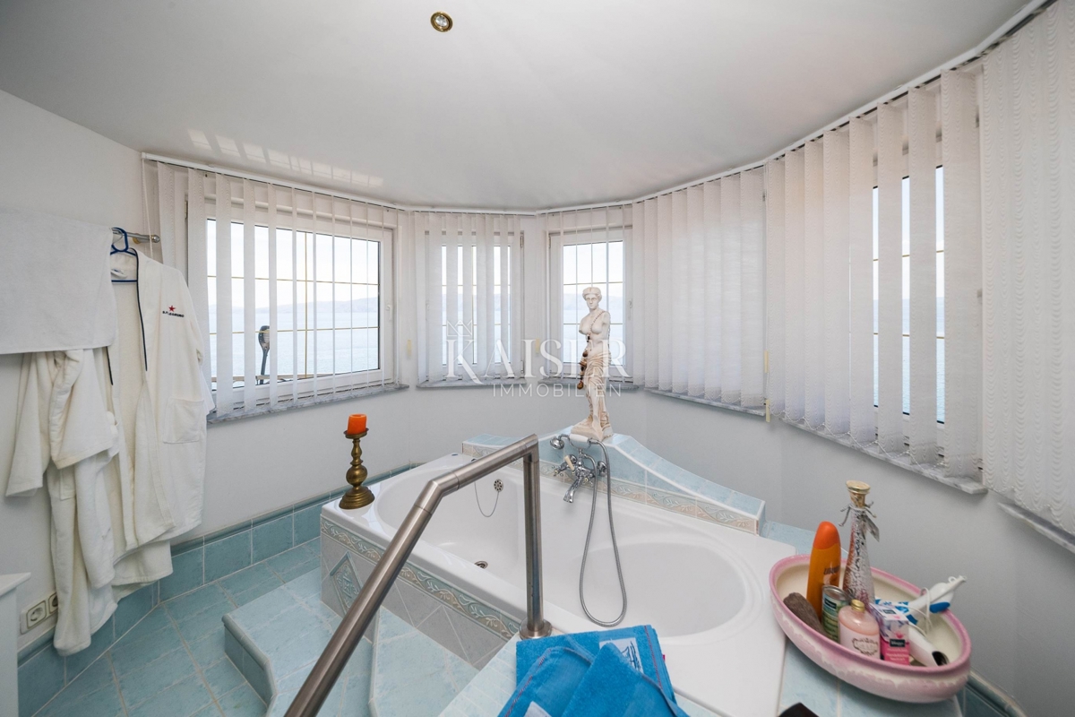 Novi Vinodolski, Smokvica - vila prva vrsta do morja