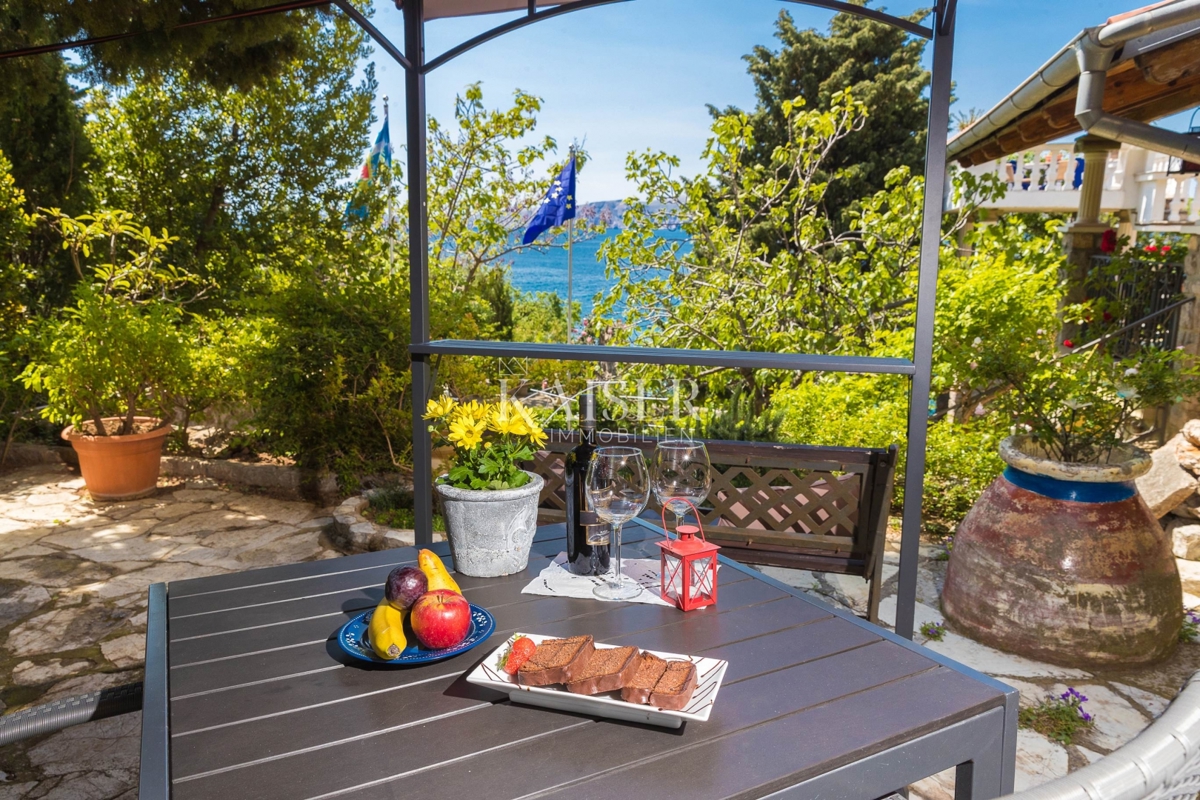 Novi Vinodolski, Smokvica - vila prva vrsta do morja