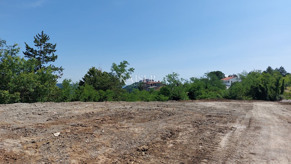 Istra, Motovun-atraktivno zemljišče, pogled na Motovun