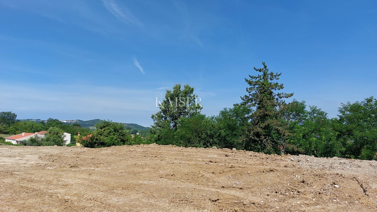 Istra, Motovun-atraktivno zemljišče, pogled na Motovun