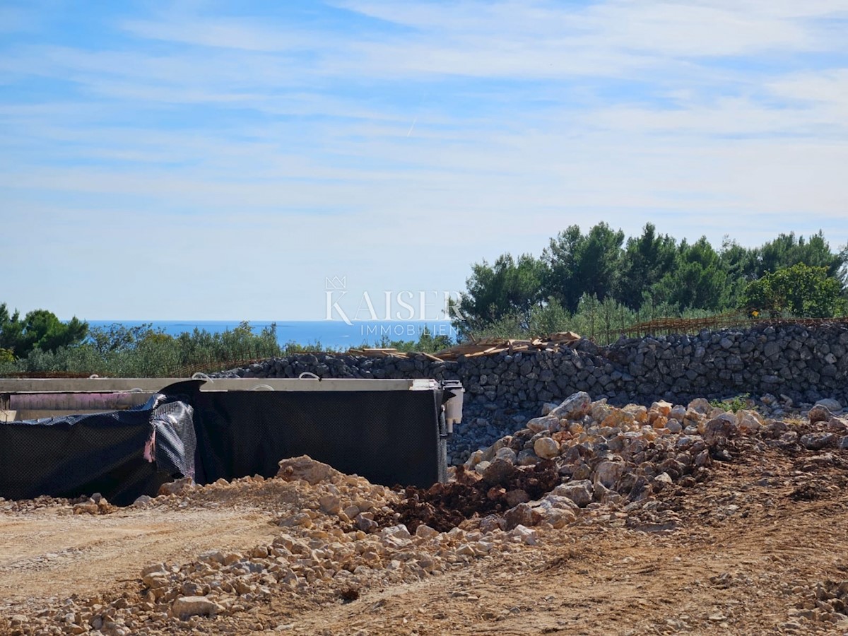 Otok Krk, Krk - pričetek gradnje, 806m2, 500m od morja