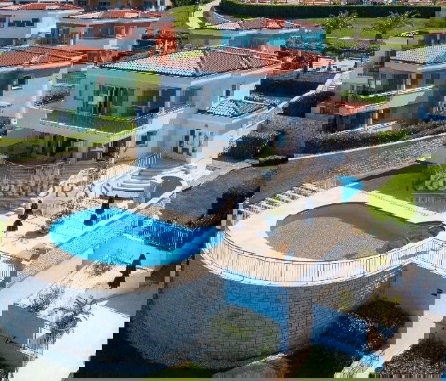 Luksuzna vila z bazenom prva vrsta ob morju - Crveni vrh