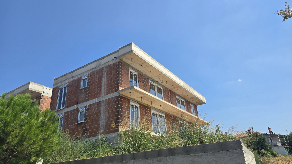 Čudovit manjši objekt v bližini Umaga