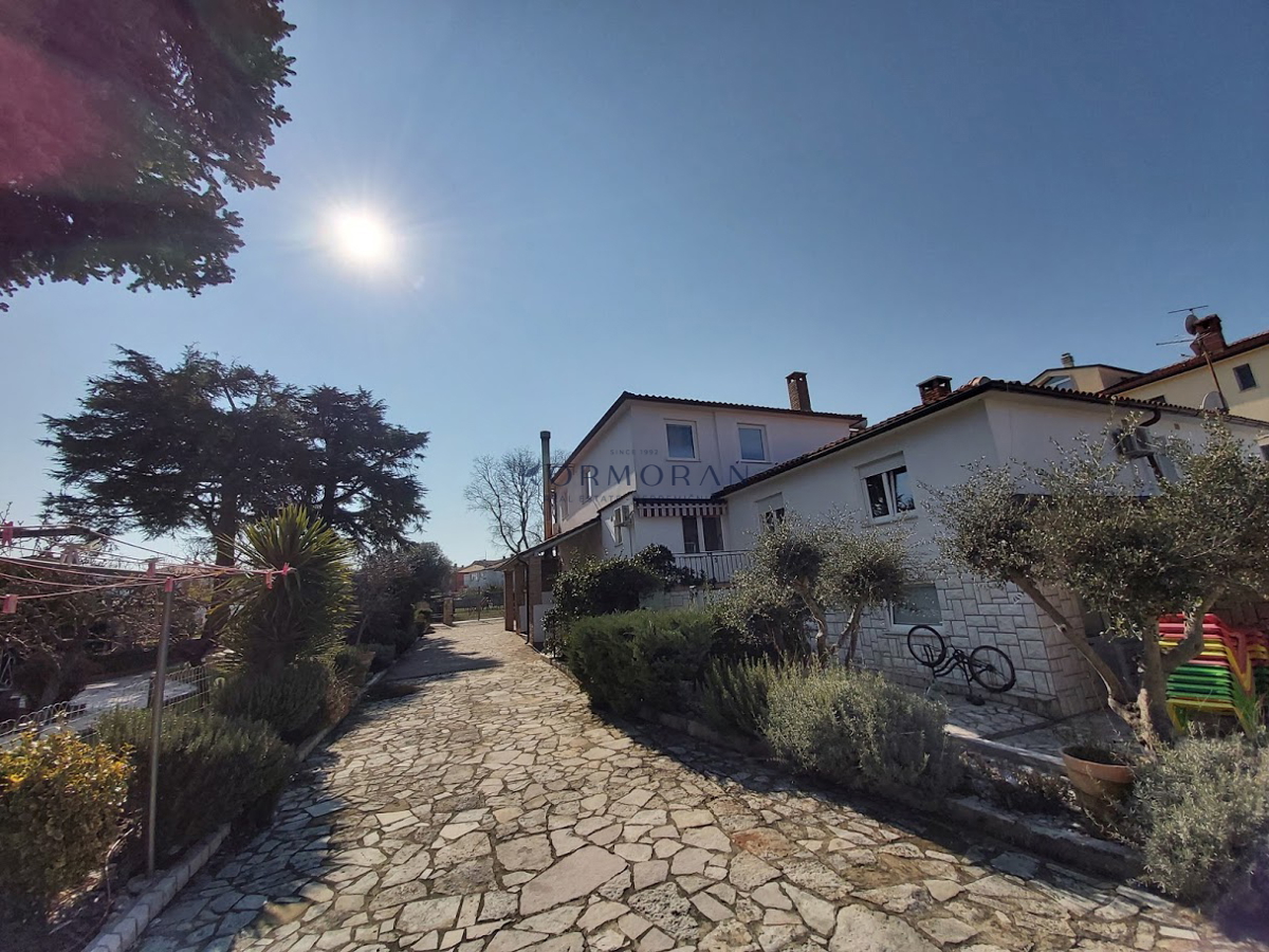 Samostojeća hiža z 12 app