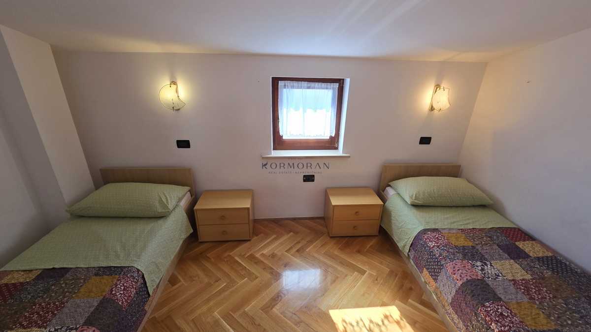 HIŽA V LOVREČICI 400