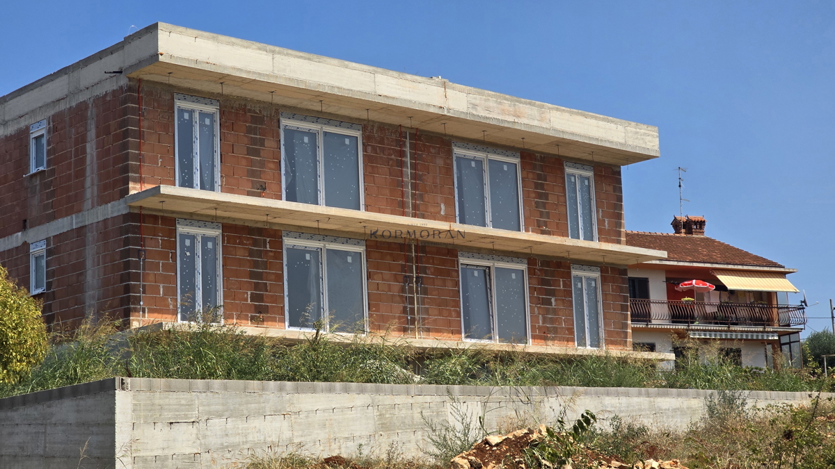 Čudovit manjši objekt v bližini Umaga