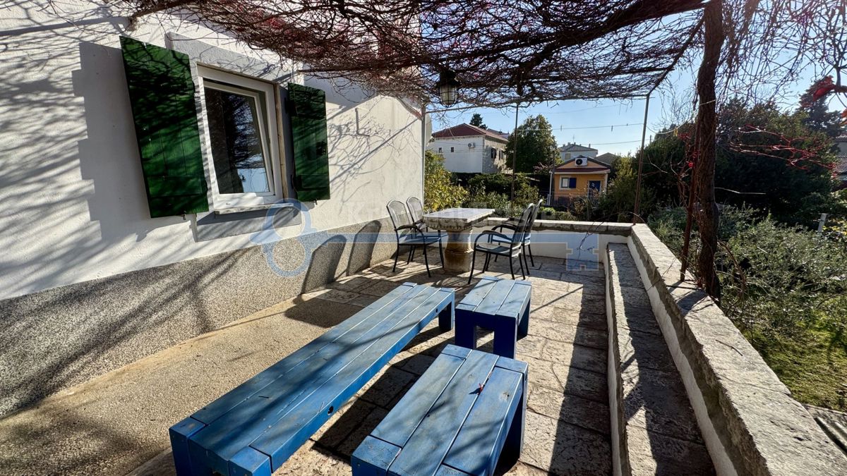 PUNAT - DVOETAŽNO STANOVANJE S TERASO V OBNOVI