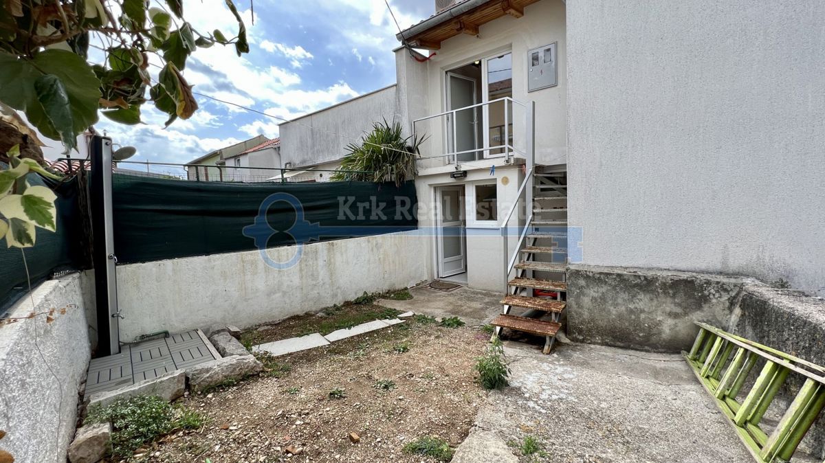 OTOK KRK - PUNAT - RENOVIRANA HIŠA V STAROM MESTU Z DVEMA APARTMAJEMA IN VRTOM
