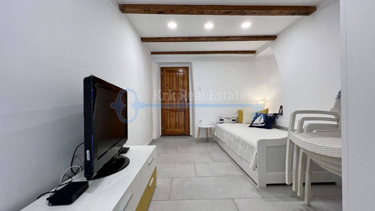 OTOK KRK - PUNAT - RENOVIRANA HIŠA V STAROM MESTU Z DVEMA APARTMAJEMA IN VRTOM