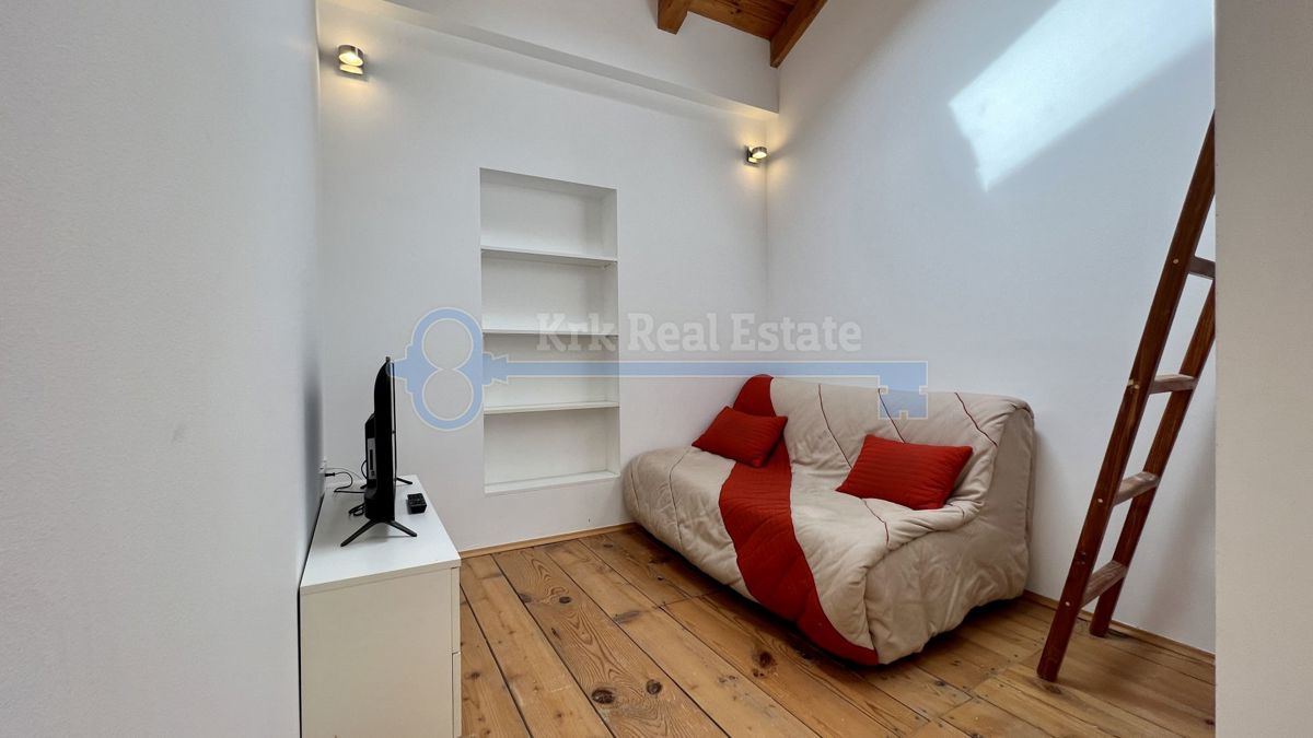 OTOK KRK - PUNAT - RENOVIRANA HIŠA V STAROM MESTU Z DVEMA APARTMAJEMA IN VRTOM