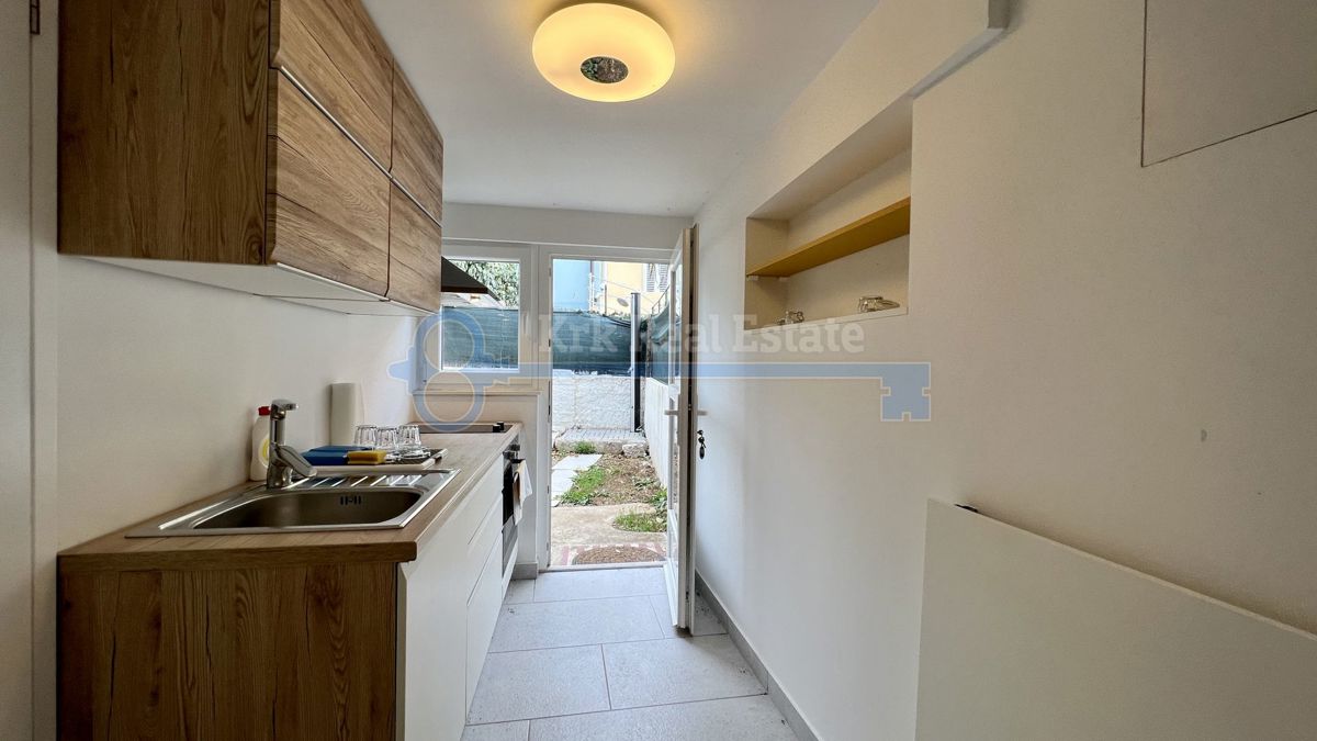 OTOK KRK - PUNAT - RENOVIRANA HIŠA V STAROM MESTU Z DVEMA APARTMAJEMA IN VRTOM