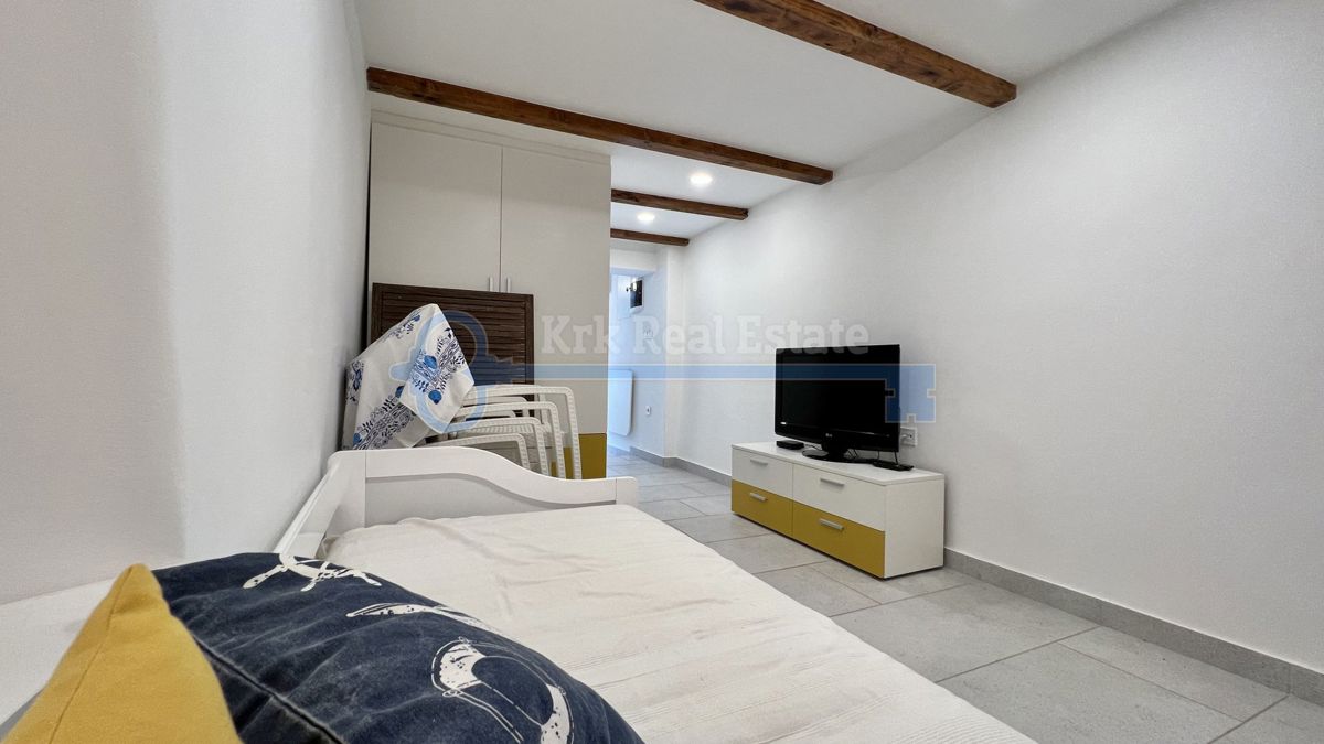 OTOK KRK - PUNAT - RENOVIRANA HIŠA V STAROM MESTU Z DVEMA APARTMAJEMA IN VRTOM