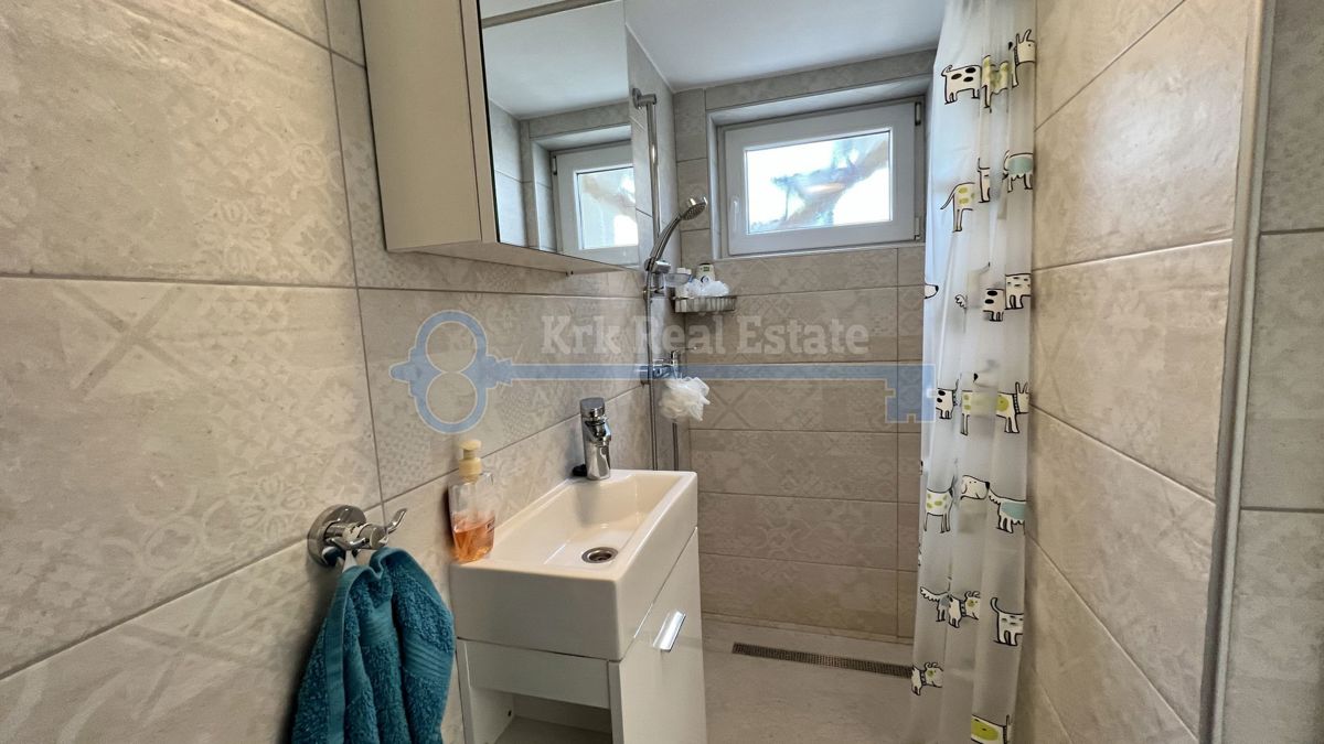 OTOK KRK - PUNAT - RENOVIRANA HIŠA V STAROM MESTU Z DVEMA APARTMAJEMA IN VRTOM