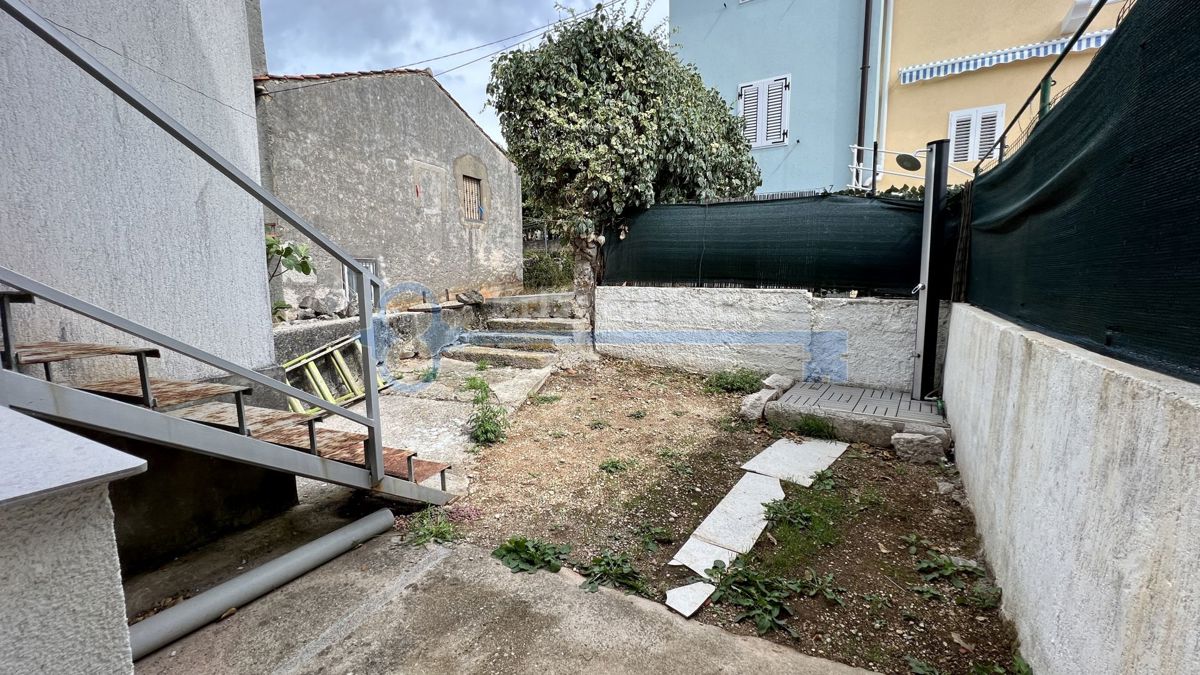 OTOK KRK - PUNAT - RENOVIRANA HIŠA V STAROM MESTU Z DVEMA APARTMAJEMA IN VRTOM