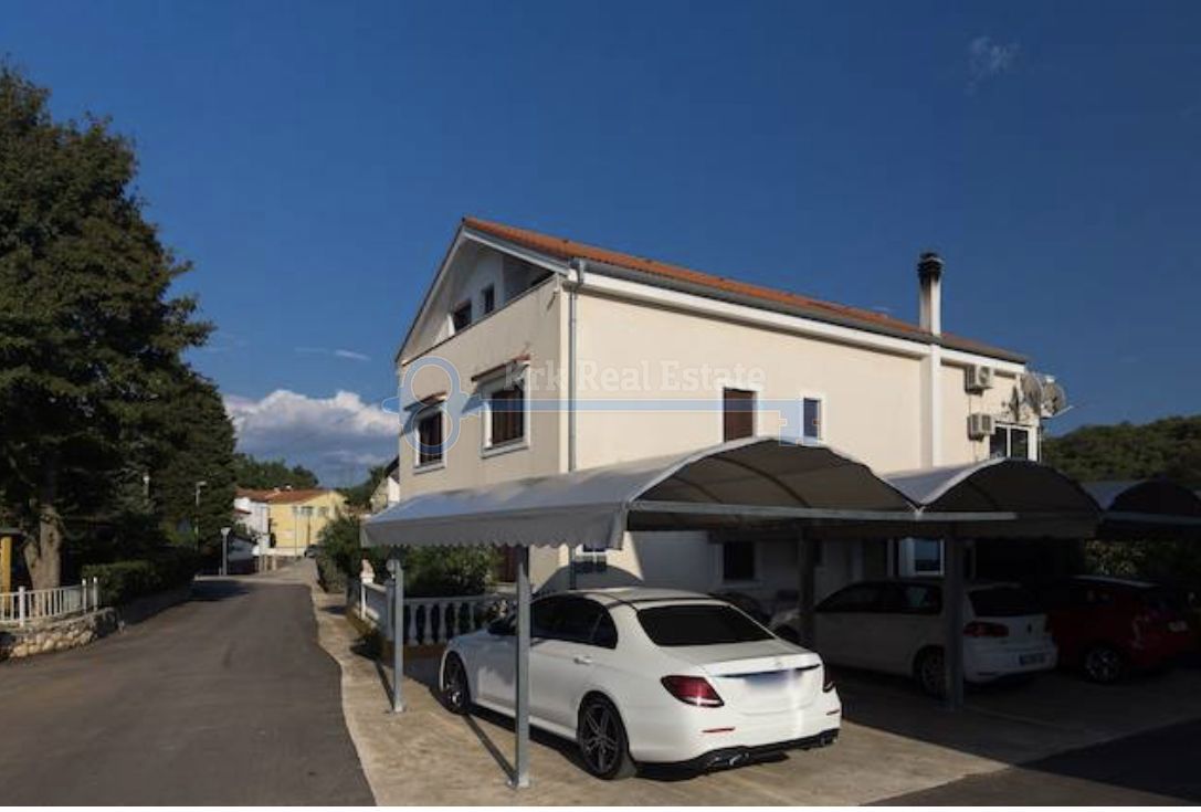 NJIVICE-VELIK STANOVANJE NA PODSTREŠJU/MANSARDA Z VRTOM
