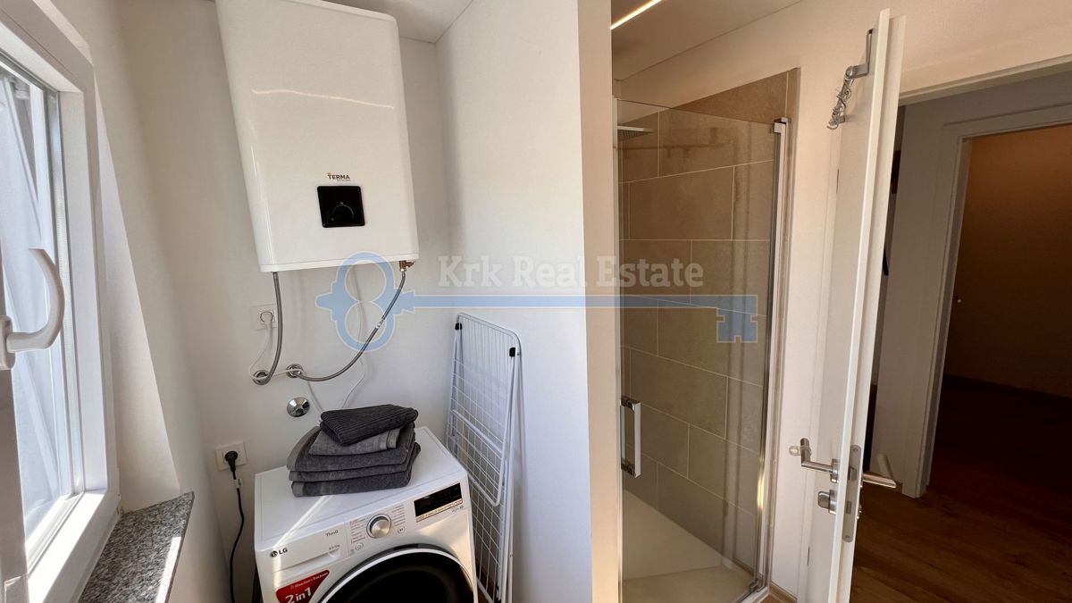 ODLIČNA PRILOŽNOST! PUNAT - RENOVIRANA HIŠA Z DVEMA APARTMAJEMA