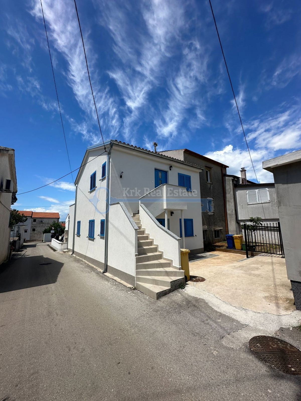 ODLIČNA PRILOŽNOST! PUNAT - RENOVIRANA HIŠA Z DVEMA APARTMAJEMA