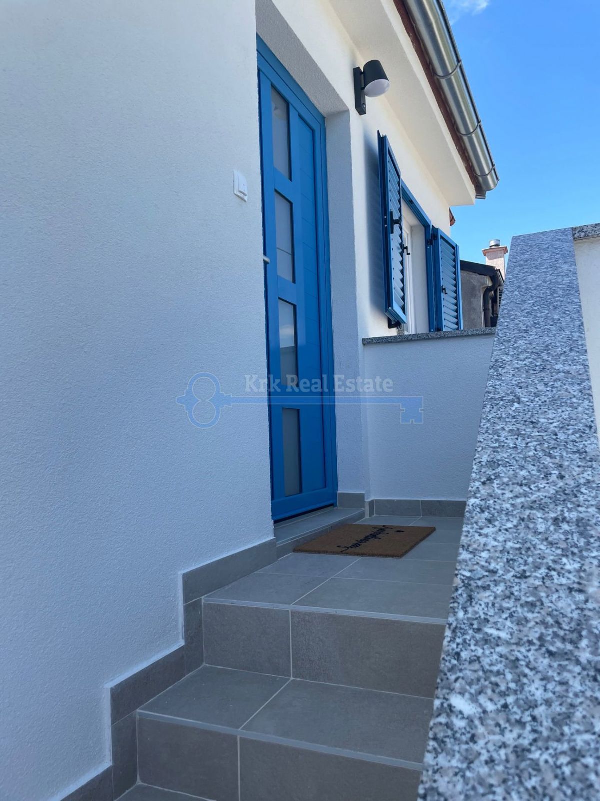 ODLIČNA PRILOŽNOST! PUNAT - RENOVIRANA HIŠA Z DVEMA APARTMAJEMA