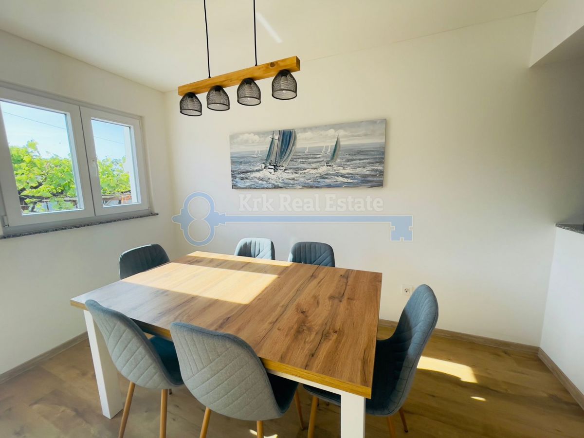 ODLIČNA PRILOŽNOST! PUNAT - RENOVIRANA HIŠA Z DVEMA APARTMAJEMA