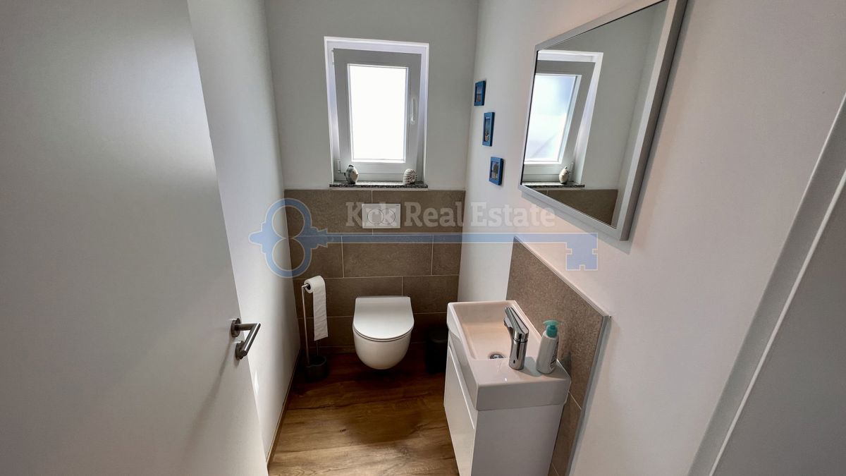 ODLIČNA PRILOŽNOST! PUNAT - RENOVIRANA HIŠA Z DVEMA APARTMAJEMA