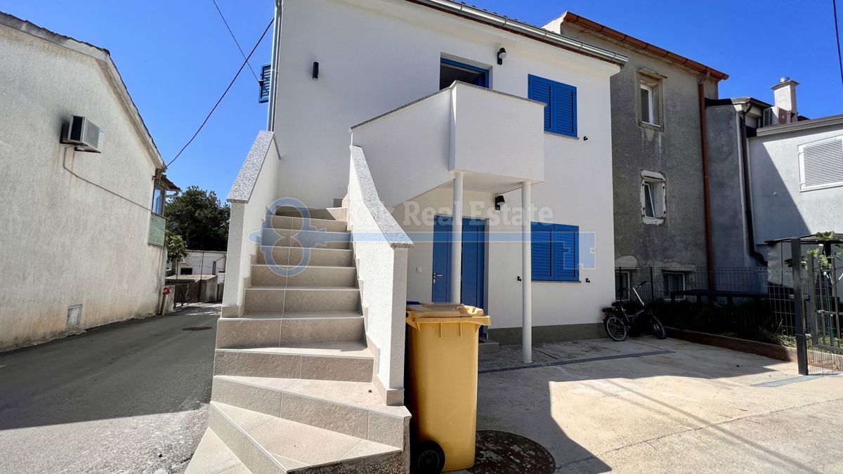 ODLIČNA PRILOŽNOST! PUNAT - RENOVIRANA HIŠA Z DVEMA APARTMAJEMA