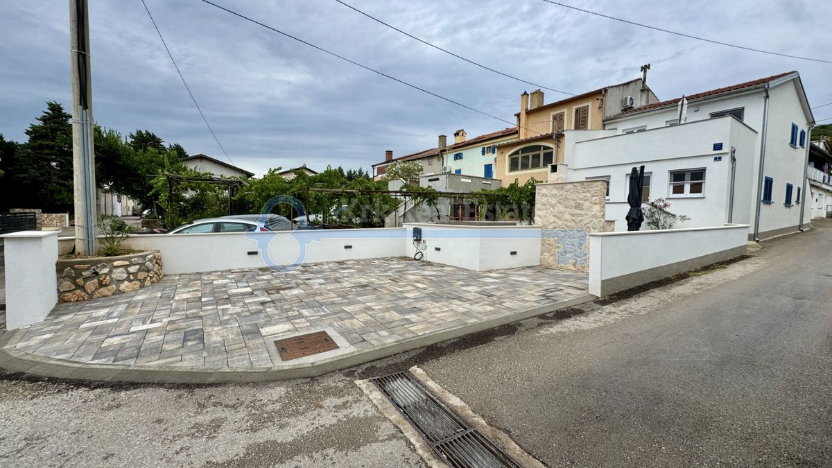 ODLIČNA PRILOŽNOST! PUNAT - RENOVIRANA HIŠA Z DVEMA APARTMAJEMA