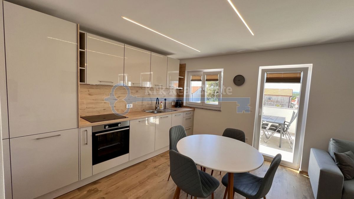 ODLIČNA PRILOŽNOST! PUNAT - RENOVIRANA HIŠA Z DVEMA APARTMAJEMA