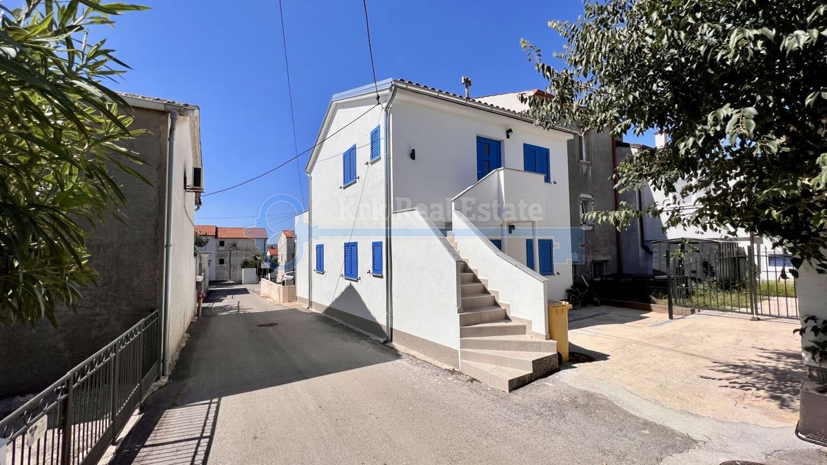 ODLIČNA PRILOŽNOST! PUNAT - RENOVIRANA HIŠA Z DVEMA APARTMAJEMA