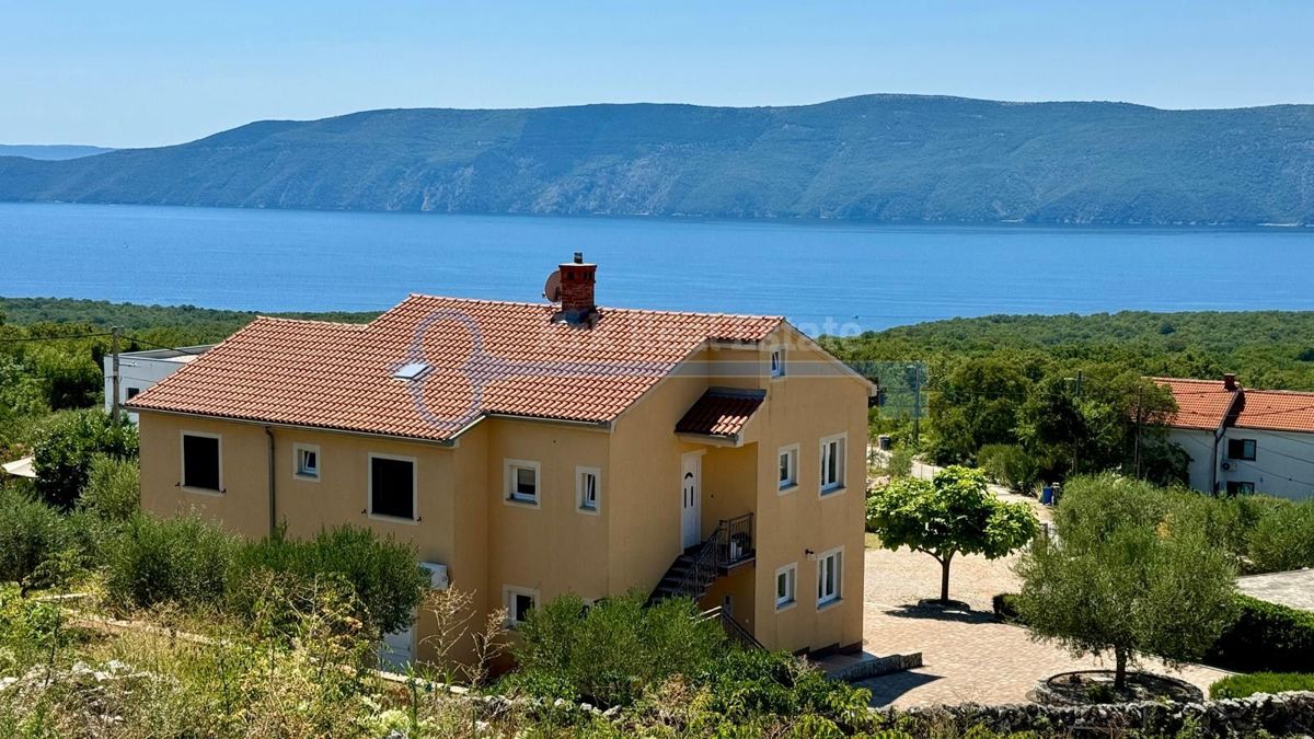 LINARDIĆI - ZAZIDLJIVO ZEMLJIŠČE S POGLEDOM NA MORJE
