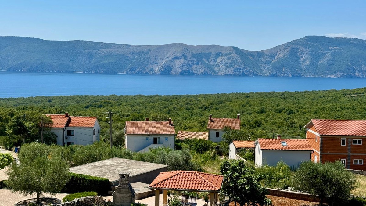 LINARDIĆI - ZAZIDLJIVO ZEMLJIŠČE S POGLEDOM NA MORJE