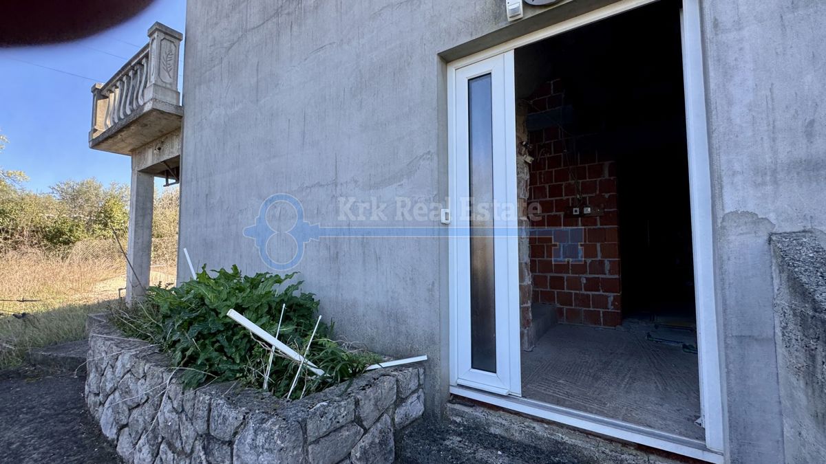 MALINSKA - SAMOSTOJNA HIŠA Z DVEMA STANOVANJSKIMA ENOTAMA IN VRTOM