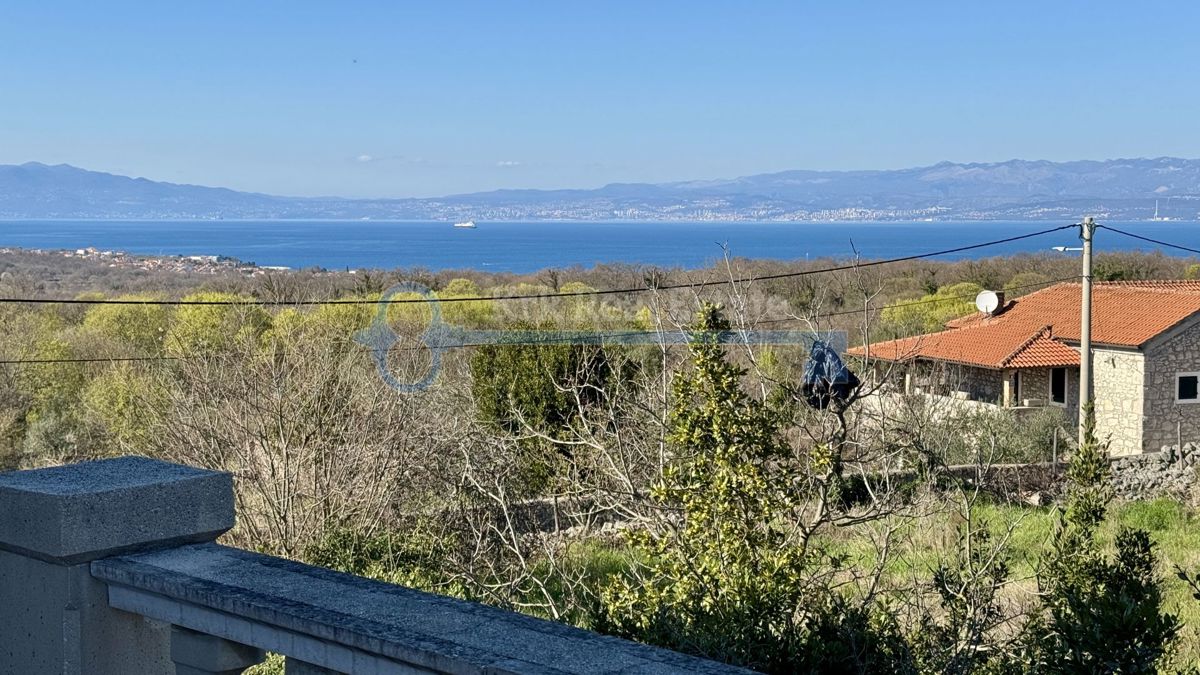 MALINSKA - SAMOSTOJNA HIŠA Z DVEMA STANOVANJSKIMA ENOTAMA IN VRTOM