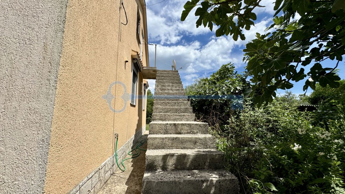 SVETI VID DOBRINJSKI-SAMOSTOJNA HIŠA Z LEPIM VRTOM