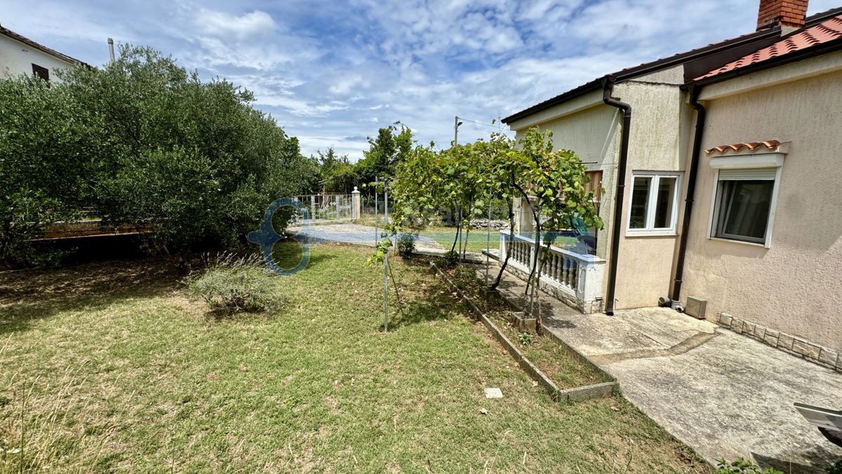 SVETI VID DOBRINJSKI-SAMOSTOJNA HIŠA Z LEPIM VRTOM