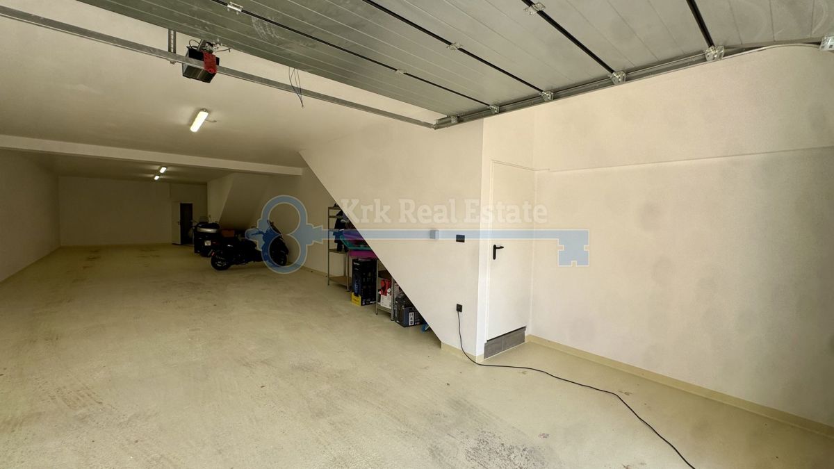 PUNAT - DVOJNA HIŠA Z BAZENOM IN GARAŽO