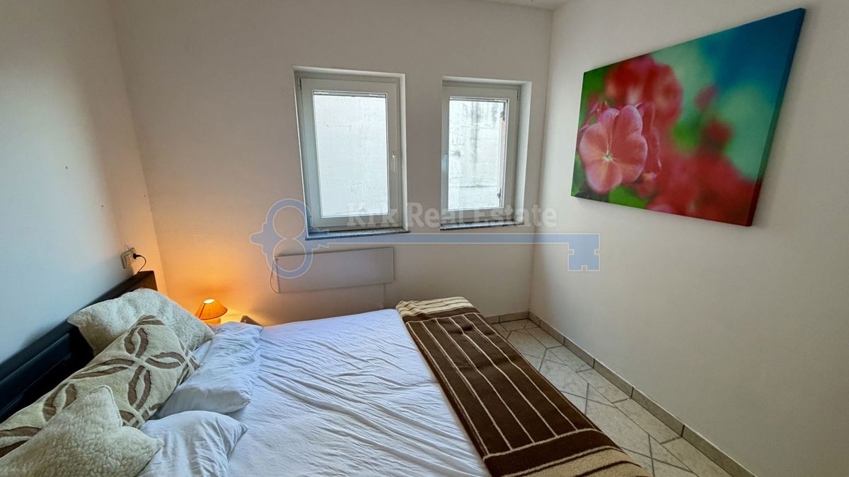 VRBNIK - APARTMA S POGLEDOM NA MORJE