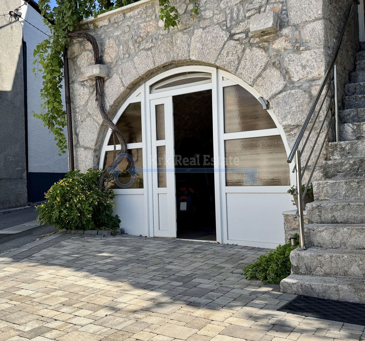 PUNAT - KAMNITA HIŠA Z DVEMA APARTMAJEMA
