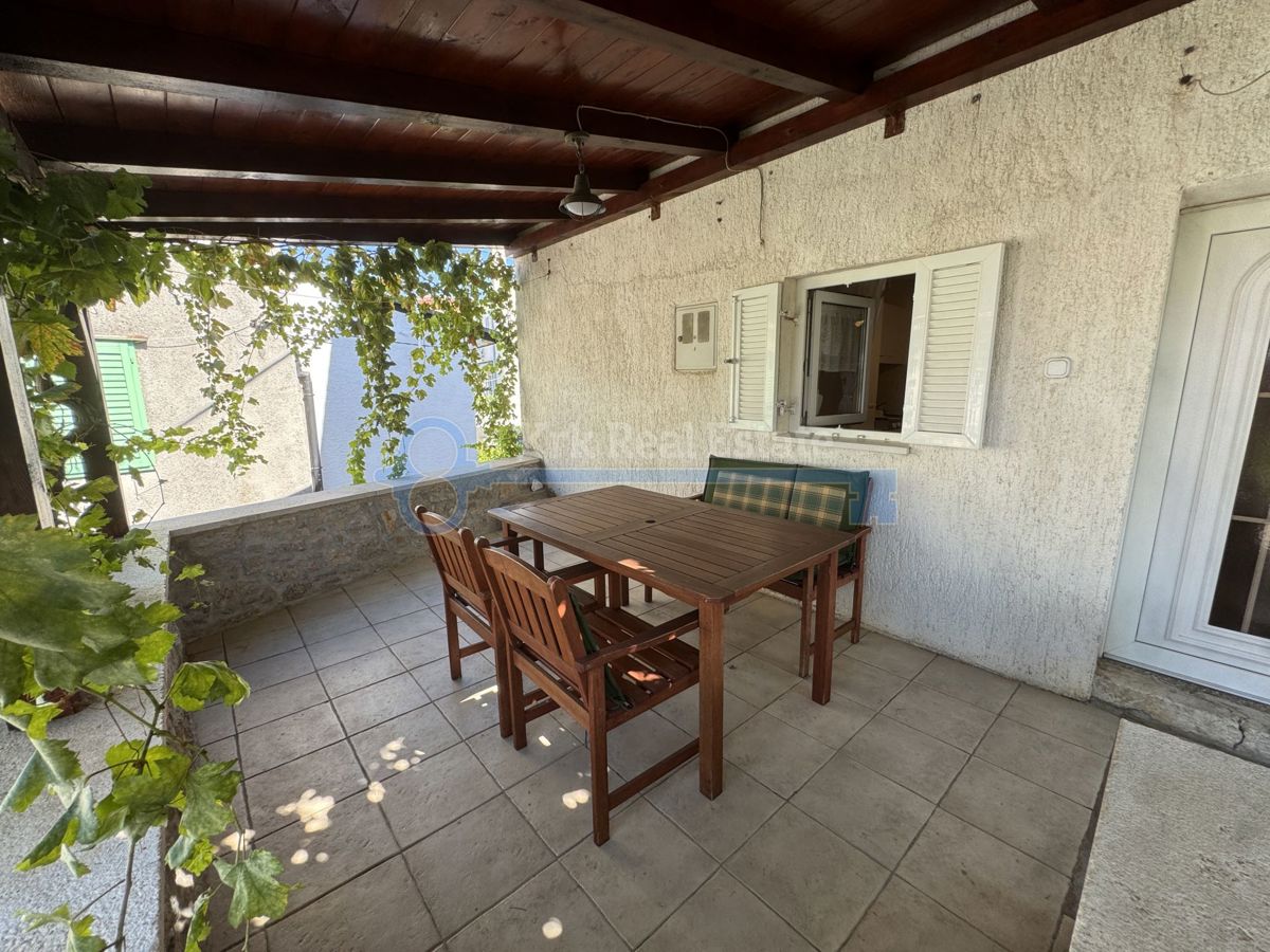 PUNAT - KAMNITA HIŠA Z DVEMA APARTMAJEMA