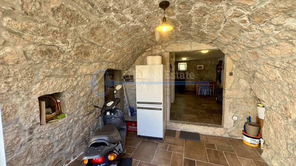PUNAT - KAMNITA HIŠA Z DVEMA APARTMAJEMA