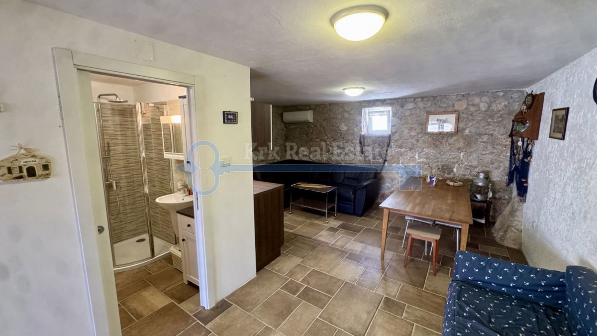 PUNAT - KAMNITA HIŠA Z DVEMA APARTMAJEMA