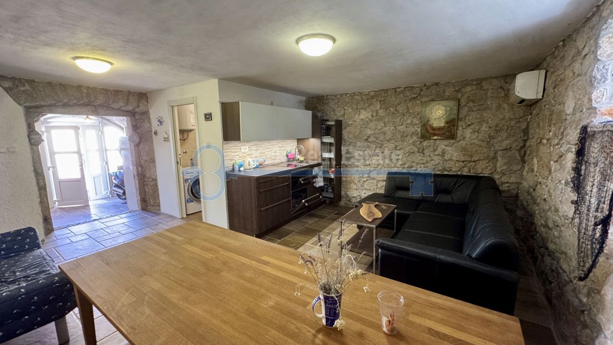 PUNAT - KAMNITA HIŠA Z DVEMA APARTMAJEMA