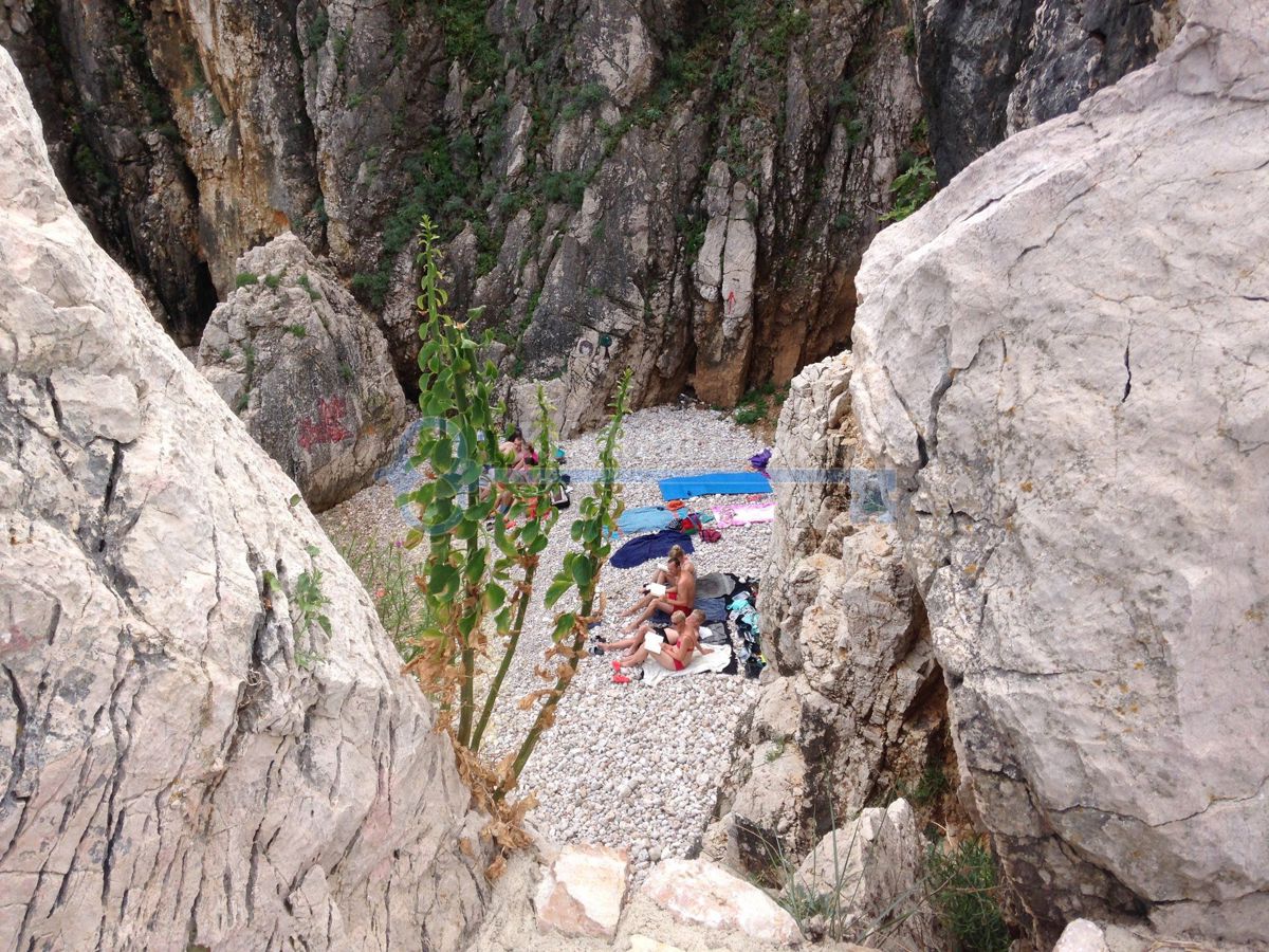 KRK-VRBNIK-SAMOSTOJNA KAMNITA HIŠA NA EDINSTVENI LOKACIJI NAD MORJEM